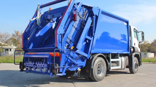  عامل نظافة اردني سرق سيارة جمع القمامة (ضاغطة) وقادها من دون ترخيص