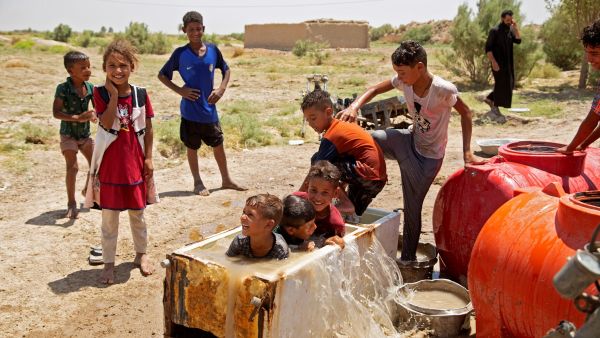 عراقيون يفرون من درجات الحرارة المرتفعة التي تأثرت بها بلادهم