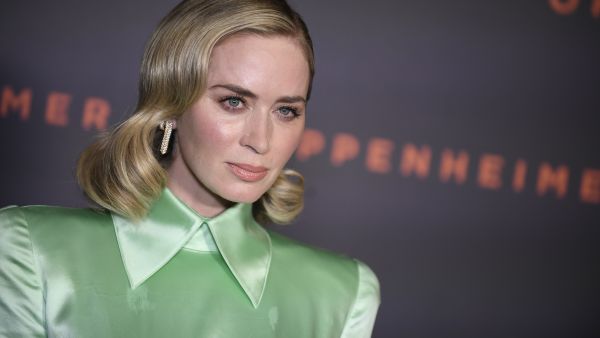  Emily Blunt suffered a wardrobe malfunction