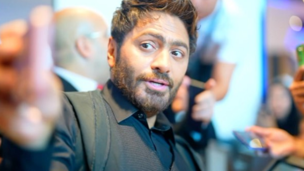  Tamer Hosny cries, stops concert after fan faints