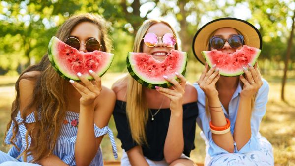 طبيب البوابة: هل شرب الماء بعد تناول البطيخ ضار ؟