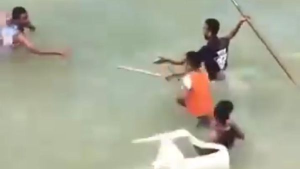 معركة جماعية داخل مياه البحر في منطقة ميامي بالاسكندية