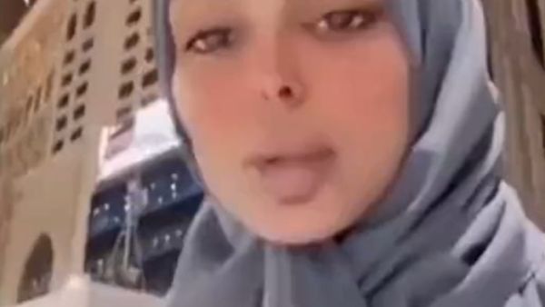 ظهرت الفتاة في صحن المطاف على بُعد أمتار قليلة من الكعبة المشرفة