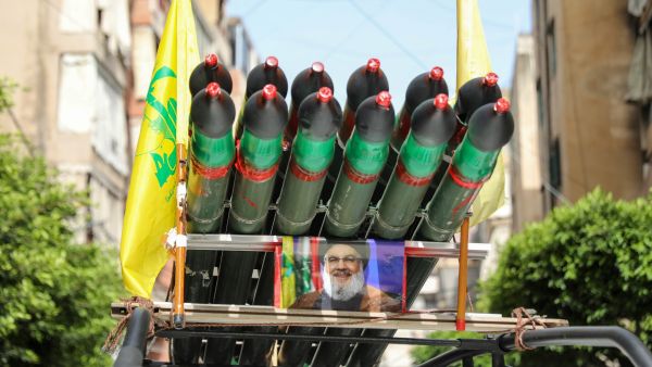 مركبة تابعة لحزب الله محملة بصواريخ