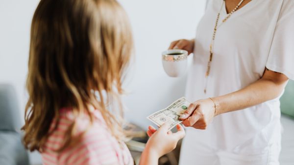 كيف تعلم أطفالك الإدارة المالية والتوفير؟