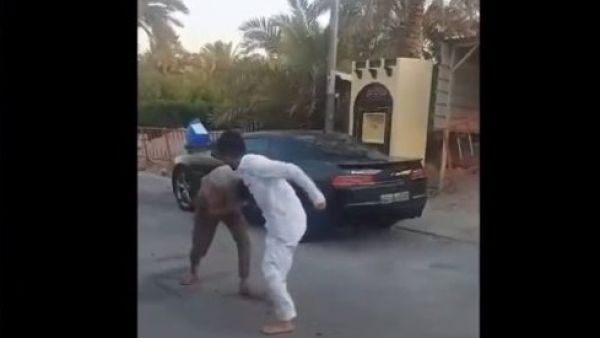  ضرب الوافد بشكل عنيف على وجهه وعينيه