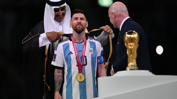 لحظة تتويج ميسي بكأس العالم في قطر