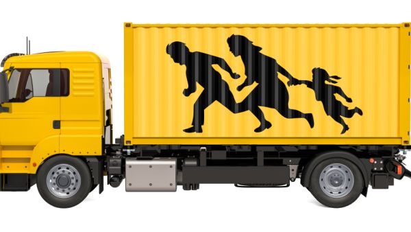 الضحايا كانو يحاولون الوصول الى القارة الاوربية بواسطة شاحنة ضمن مخبأٍ سري داخلها  