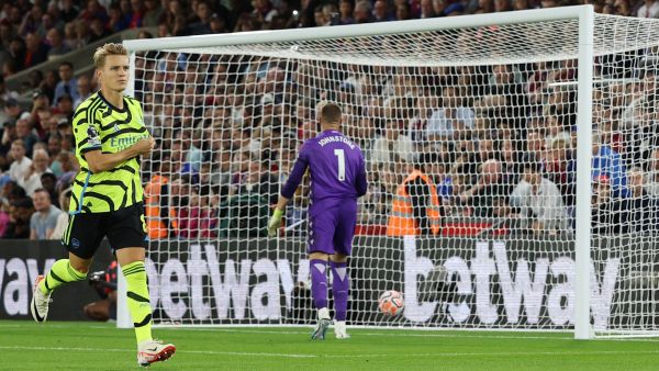 آرسنال يتفوق على كريستال بالاس (Photo by Adrian DENNIS / AFP) 