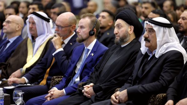 زعيم تيار الحكمة الوطني العراقي عمار الحكيم (الثاني من اليمين) خلال حضوره مؤتمرا اقيم في بغداد في الذكرى السنوية التاسعة لابادة الايزيديين على يد داعش.