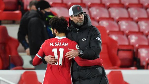 صورة أرشيفية لكلوب وصلاح (AFP / POOL / Paul ELLIS)