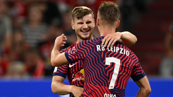 أولمو (يمين) يقود لايبزيج للتغلب على بايرن ميونخ (Photo by CHRISTOF STACHE / AFP)