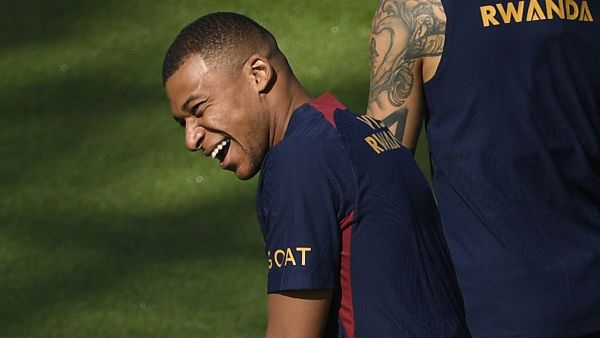 كيليان مبابي Paris Saint-Germain's French forward Kylian Mbappe reacts as he takes part in a training session at the new "campus" of French L1 Paris Saint-Germain (PSG) football club at Poissy, some 30kms west of Paris on July 20, 2023, ahead of the club's Japan tour. (Photo by JULIEN DE ROSA / AFP)