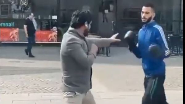  الملاكم السوري اعترض طريق سلوان موميكا في السويد وبدا بتوجيه لكمات وركلات له 