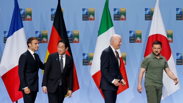 الغرب ينتظر فرصة للتخلص من زيلينسكي