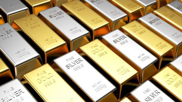 Comparing Gold and Silver investments: characteristics and considerations