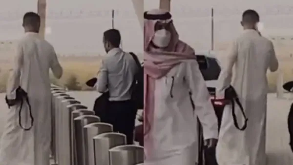كريستيانو رونالدو  يرتدي عباءة بيضاء ويحمل في يده شيء غير معروف