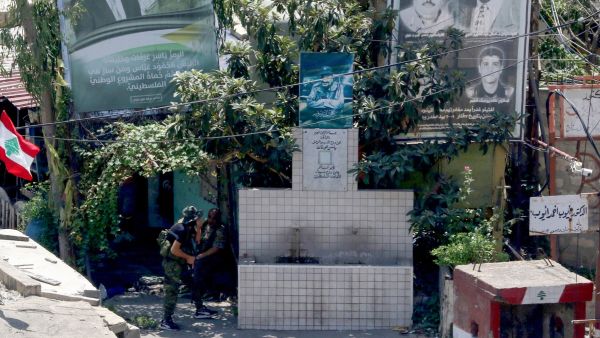 الاشتباكات في مخيم عين الحلوة أدت إلى مقتل 12 شخصاً وإصابة أكثر من 60 آخرين