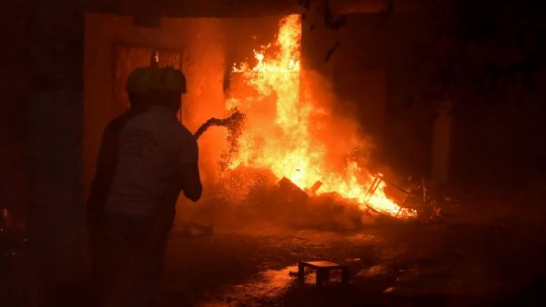 الدفاع المدني ينقذ شخصا حاصرته النيران داخل منزله