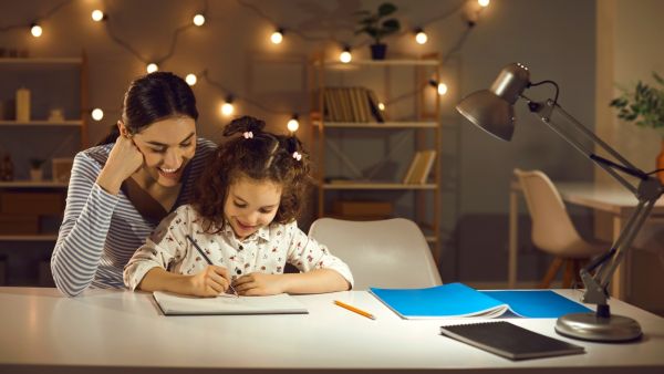 10 نصائح لمساعدة الأطفال في الواجبات المنزلية 10 نصائح لمساعدة الأطفال في الواجبات المنزلية