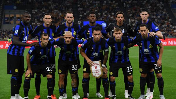 Inter Milan's team poses before the Italian Serie A football match Inter Milan vs Monza at the San Siro stadium in Milan, on August 19, 2023. (Photo by Isabella BONOTTO / AFP)