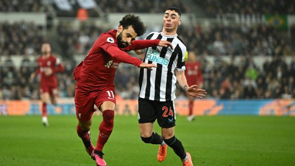 Liverpool's Egyptian striker Mohamed Salah (L) fights for the ball with Newcastle United's Paraguayan midfielder Miguel Almiron during the English Premier League football match between Newcastle United and Liverpool at St James' Park in Newcastle-upon-Tyne, north east England on February 18, 2023. (Photo by Oli SCARFF / AFP)