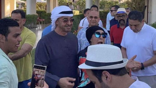 رئيس الإمارات يتجول في الشوارع بدون حراسة