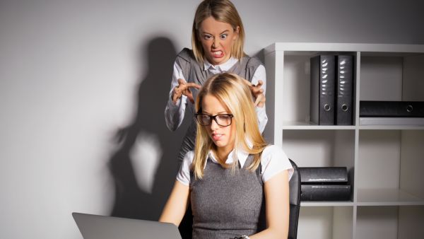 5 نصائح هامة للتعامل مع الزملاء الفضوليين في العمل