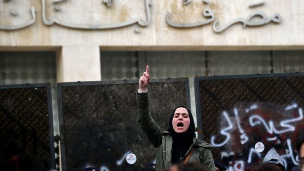 لبناني وزوجته يقتحمان فرع بنك لبنان والمهجر