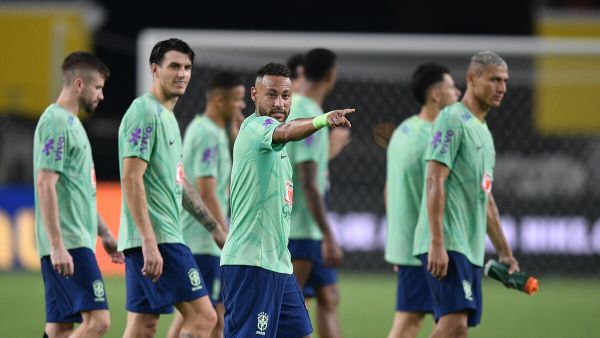 جانب من تدريبات منتخب البرازيل Brazil’s Neymar (C) participates in a training session at the Mangueirao stadium in Belem, Para State, Brazil, on September 7, 2023, on the eve of their 2026 FIFA World Cup Qualifier football match against Bolivia. (Photo by CARL DE SOUZA / AFP)