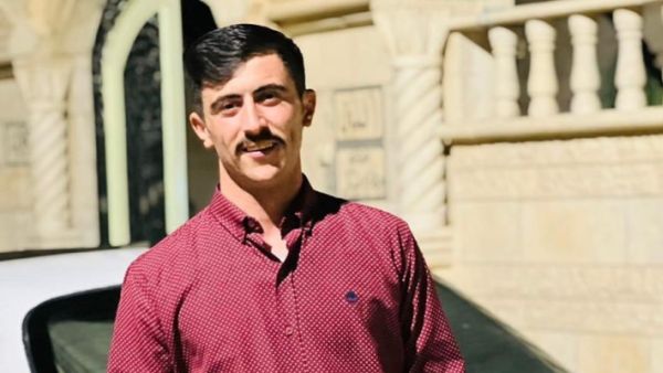  الشاب الفناطسة أقام سهرة شباب يوم الثلاثاء، وهو يوم "حنة العريس"