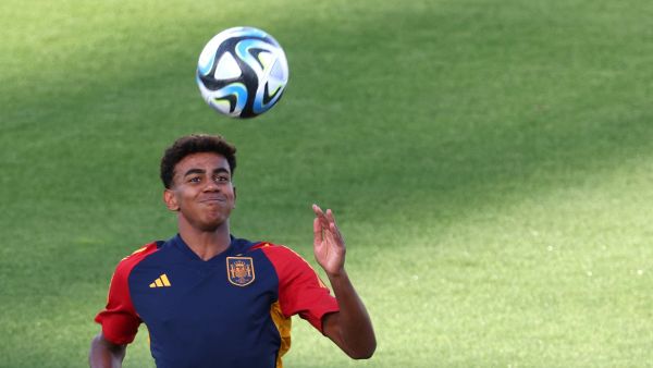 يامين لامال (Photo by Pierre-Philippe MARCOU / AFP)