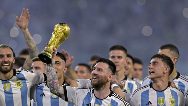 ميسي يحتفل بكأس العالم Argentina's forward Lionel Messi (C) raises a replica of the World Cup trophy next to his teammates during a recognition ceremony for the World Cup-winning players, following the friendly football match between Argentina and Curacao at the Madre de Ciudades stadium in Santiago del Estero, in northern Argentina, on March 28, 2023. (Photo by JUAN MABROMATA / AFP)