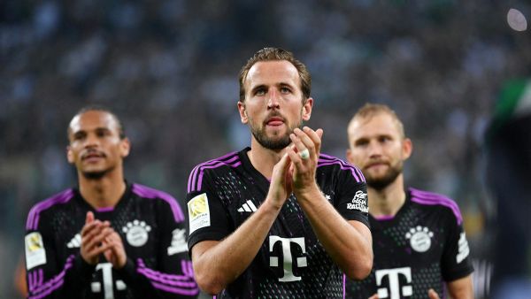 Bayern Munich's English forward #09 Harry Kane (C) acknowledges the fans at the end of the German first division Bundesliga football match between Borussia Moenchengladbach v FC Bayern Munich in Moenchengladbach, western Germany, on September 2, 2023. (Photo by UWE KRAFT / AFP)