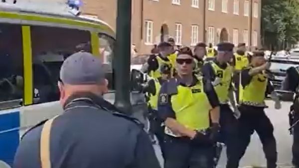 السويد تعتقل متظاهرين حاولا منع موميكا من حرق المصحف مرة جديدة