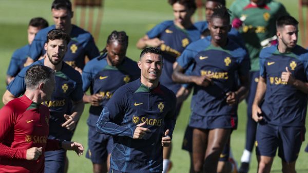 البرتغال تتحدى سلوفاكيا اليوم (Photo by CARLOS COSTA / AFP)