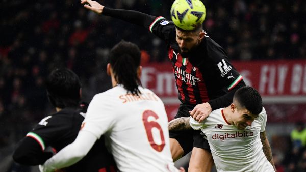 AC Milan's French forward Olivier Giroud (C) goes for a header next to AS Roma's Italian defender Gianluca Mancini (R) during the Italian Serie A football match between AC Milan and AS Roma, at the San Siro stadium in Milan, on January 8, 2023. (Photo by Filippo MONTEFORTE / AFP)