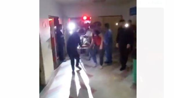 المستشفى الاندونيسي يستقبل الجرحى باستخدام إضاءة الهواتف النقالة 
