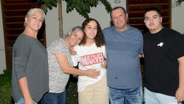 صورة للمجندة وعائلتها - نقلا عن موقع صدى نيوز الفلسطيني