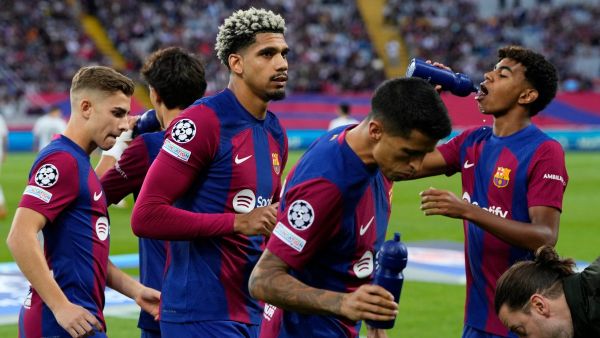 برشلونة مطالب بالمزيد (Photo by Pau BARRENA / AFP)