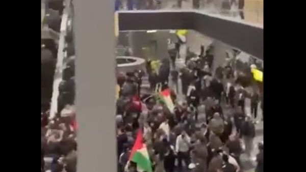 متظاهرون يقتحمون مطارا في داغستان بعد وصول طائرة من اسرائيل (فيديو)