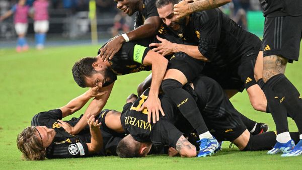 لاعبو ريال مدريد يحتفلون بالهدف الثالث في شباك نابولي (Photo by Alberto PIZZOLI / AFP)