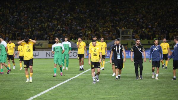 لاعبو سباهان يغادرون أرض الملعب بعد إلغاء اللقاء (Photo by MORTEZA SALEHI / AFP)
