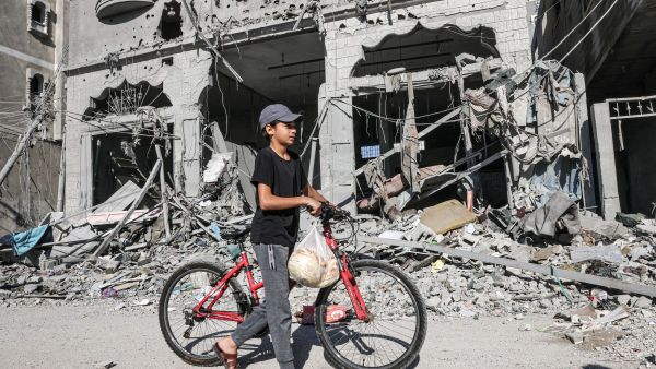 عباس يدعو لوقف فوري للعدوان ويؤكد رفضه قتل المدنيين في الجانبين