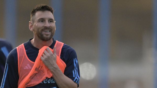 ميسي خلال تدريبات منتخب الأرجنتين (Photo by Juan MABROMATA / AFP)