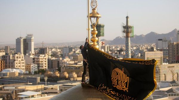 رفع الراية السوداء في مدينة مشهد الإيرانية