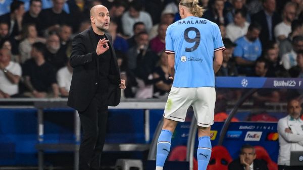 بيب غوارديولا ولاعب مانشستر سيتي إيرلينغ هالاند