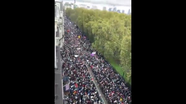 طوفان بشري في لندن يطالب بوقف فوري للنار في غزة