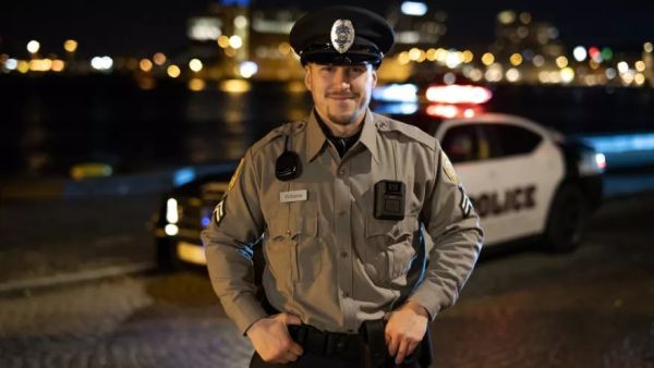 AXIS W400 is integrated into a police car, the system can be automatically triggered when the lightbar or siren is activated. AXIS W400 Body Worn Activation kit automatically activates body worn cameras