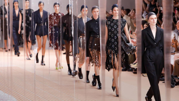 Prada تتعاون مع شركة الفضاء "أكسيوم سبيس" لتصميم بدلات فضائية 